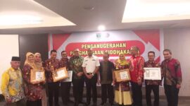 Lima perusahaan di Kota Padang menerima Penghargaan Produktivitas Siddhakarya tingkat Provinsi Sumbar. (Foto: Diskominfo Padang)
