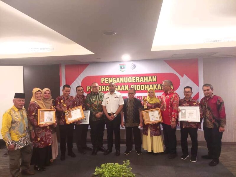 Lima perusahaan di Kota Padang menerima Penghargaan Produktivitas Siddhakarya tingkat Provinsi Sumbar. (Foto: Diskominfo Padang)