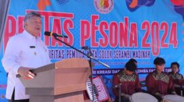 Wali Kota Solok, Zul Elfian Umar membuka kegiatan Pentas Pesona 2024, di Halaman GOR Alimin Sinapa, Tanjung Paku, Kota Solok, Selasa (29/10/2024). (Foto: Prokopim Kota Solok)