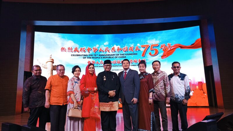 Penjabat Wali Kota Padang Andree Algamar bersama istri menghadiri perayaan HUT ke-75 RRC di Grand Cityhall Hotel Medan. (Foto: Prokopim Padang)