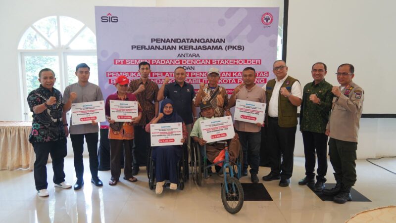 Penjabat (Pj) Wali Kota Padang Andree Algamar saat pelatihan penguatan kapasitas bagi penyandang disabilitas di Club House PT Semen Padang. (Foto: Prokopim Padang)