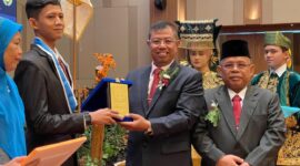 Kepala BPSDMI Kemenperin RI Masrokhan didampingi Kepala SMK SMAK Padang Nasir menyerahkan penghargaan kepada siswa teladan pada wisuda angkatan ke-56, Rabu (16/10/2024).  (Foto: SMK SMAK Padang)