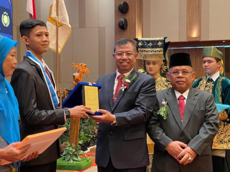 Kepala BPSDMI Kemenperin RI Masrokhan didampingi Kepala SMK SMAK Padang Nasir menyerahkan penghargaan kepada siswa teladan pada wisuda angkatan ke-56, Rabu (16/10/2024).  (Foto: SMK SMAK Padang)