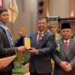 Kepala BPSDMI Kemenperin RI Masrokhan didampingi Kepala SMK SMAK Padang Nasir menyerahkan penghargaan kepada siswa teladan pada wisuda angkatan ke-56, Rabu (16/10/2024).  (Foto: SMK SMAK Padang)