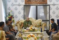 Pj Wali Kota Padang Andree Algamar menerima kunjungan Kepala BWSS V Naryo Widodo di Kediaman Resmi Wali Kota Padang, Jumat (18/10/2024). (Foto: Prokopim Padang)