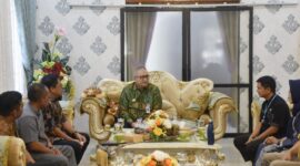 Pj Wali Kota Padang Andree Algamar menerima kunjungan Kepala BWSS V Naryo Widodo di Kediaman Resmi Wali Kota Padang, Jumat (18/10/2024). (Foto: Prokopim Padang)