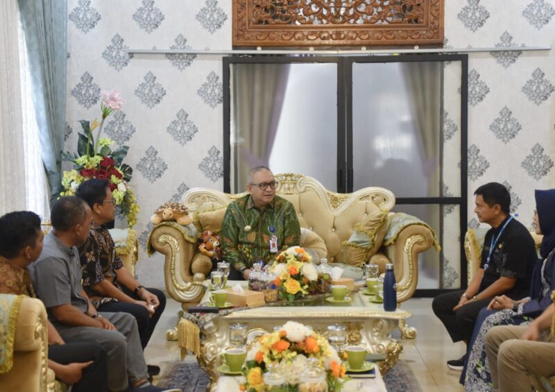 Pj Wali Kota Padang Andree Algamar menerima kunjungan Kepala BWSS V Naryo Widodo di Kediaman Resmi Wali Kota Padang, Jumat (18/10/2024). (Foto: Prokopim Padang)