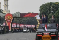 Presiden Joko Widodo (kiri) didampingi Menteri Pertahanan sekaligus Presiden terpilih 2024-2029 Prabowo Subianto (kanan) mengendarai kendaraan maung untuk mengikuti upacara penganugerahan medali kehormatan keamanan dan keselamatan publik Loka Praja Samrakshana di Mako Brimob, Kelapa Dua, Depok, Jawa Barat, Senin (14/10/2024). (Foto: Antara/Muhammad Adimaja/rwa/pri).