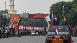 Presiden Joko Widodo (kiri) didampingi Menteri Pertahanan sekaligus Presiden terpilih 2024-2029 Prabowo Subianto (kanan) mengendarai kendaraan maung untuk mengikuti upacara penganugerahan medali kehormatan keamanan dan keselamatan publik Loka Praja Samrakshana di Mako Brimob, Kelapa Dua, Depok, Jawa Barat, Senin (14/10/2024). (Foto: Antara/Muhammad Adimaja/rwa/pri).