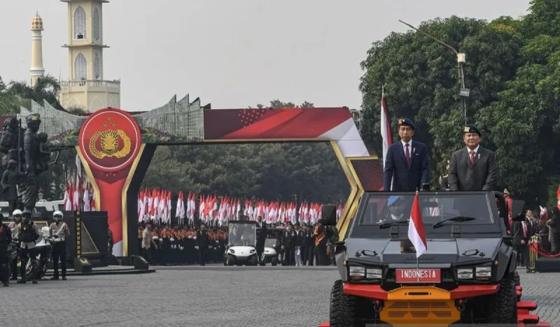 Presiden Joko Widodo (kiri) didampingi Menteri Pertahanan sekaligus Presiden terpilih 2024-2029 Prabowo Subianto (kanan) mengendarai kendaraan maung untuk mengikuti upacara penganugerahan medali kehormatan keamanan dan keselamatan publik Loka Praja Samrakshana di Mako Brimob, Kelapa Dua, Depok, Jawa Barat, Senin (14/10/2024). (Foto: Antara/Muhammad Adimaja/rwa/pri).