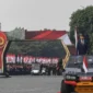 Presiden Joko Widodo (kiri) didampingi Menteri Pertahanan sekaligus Presiden terpilih 2024-2029 Prabowo Subianto (kanan) mengendarai kendaraan maung untuk mengikuti upacara penganugerahan medali kehormatan keamanan dan keselamatan publik Loka Praja Samrakshana di Mako Brimob, Kelapa Dua, Depok, Jawa Barat, Senin (14/10/2024). (Foto: Antara/Muhammad Adimaja/rwa/pri).