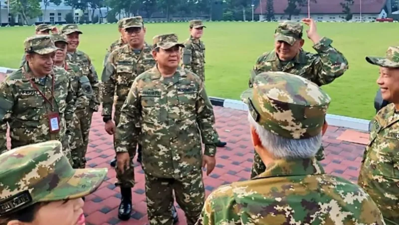 Presiden Prabowo Subianto bersama jajaran anggota Kabinet Merah Putih di Akmil, Lembah Tidar, Magelang, Provinsi Jawa Tengah. (Foto: Antara/HO-Kantor Staf Kepresidenan/Pri)