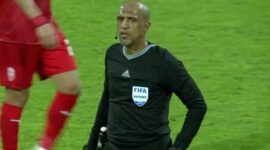 Wasit Ahmed Al-Kaf memimpin laga Bahrain vs Indonesia memicu kontroversi. (Foto: Tangkapan layar YouTube)