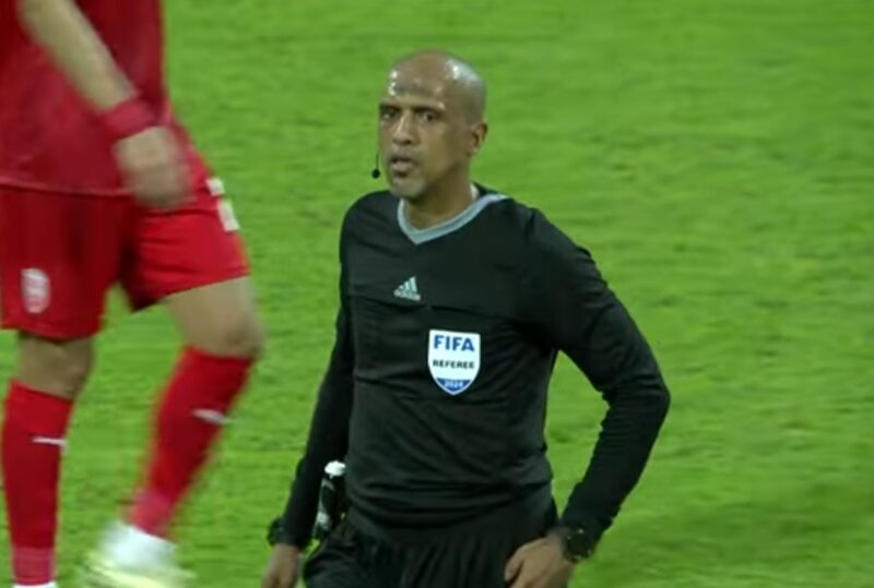 Wasit Ahmed Al-Kaf memimpin laga Bahrain vs Indonesia memicu kontroversi. (Foto: Tangkapan layar YouTube)
