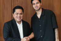Ketua Umum PSSI, Erick Thohir bersama Kevin Diks. (Foto: IG @erickthohir)