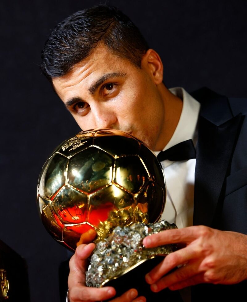 Pemain Manchester City dan Timnas Spanyol Rodri terpilih sebagai pemenang Ballon d'Or 2024. (Foto: IG @ballondorofficial)