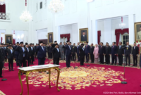 Presiden Prabowo Subianto didampingi Wakil Presiden Gibran Rakabuming Raka melantik Menteri Kabinet Merah Putih masa jabatan 2024-2029, di Istana Negara, Jakarta, Senin (21/10/2024) pagi. (Foto: Tangkapan YouTube BPMI Setpres) 