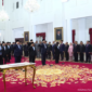 Presiden Prabowo Subianto didampingi Wakil Presiden Gibran Rakabuming Raka melantik Menteri Kabinet Merah Putih masa jabatan 2024-2029, di Istana Negara, Jakarta, Senin (21/10/2024) pagi. (Foto: Tangkapan YouTube BPMI Setpres) 