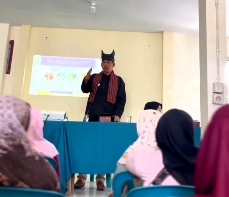 Camat Lubeg Nofiandi Amir saat Sosialisasi Program Integrasi Layanan Primer (ILP) di wilayah kerja Puskesmas Pagambiran. (Foto: Ist)