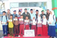 Pj Wali Kota Padang Andree Algamar bersama Ketua Baznas Padang Yuspardi dan lainnya menyerahkan beasiswa Baznas secara simbolis kepada penerima, Rabu (16/10/2024). (Foto: Prokopim Padang) 