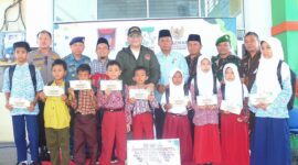Pj Wali Kota Padang Andree Algamar bersama Ketua Baznas Padang Yuspardi dan lainnya menyerahkan beasiswa Baznas secara simbolis kepada penerima, Rabu (16/10/2024). (Foto: Prokopim Padang) 