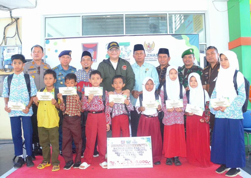 Pj Wali Kota Padang Andree Algamar bersama Ketua Baznas Padang Yuspardi dan lainnya menyerahkan beasiswa Baznas secara simbolis kepada penerima, Rabu (16/10/2024). (Foto: Prokopim Padang) 