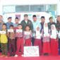 Pj Wali Kota Padang Andree Algamar bersama Ketua Baznas Padang Yuspardi dan lainnya menyerahkan beasiswa Baznas secara simbolis kepada penerima, Rabu (16/10/2024). (Foto: Prokopim Padang) 