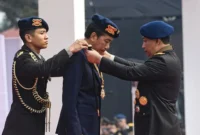 Presiden Joko Widodo (tengah) menerima anugerah medali kehormatan keamanan dan keselamatan publik Loka Praja Samrakshana dari Kapolri Jenderal Polisi Listyo Sigit Prabowo (kanan) di Mako Brimob, Kelapa Dua, Depok, Jawa Barat, Senin (14/10/2024). (Foto: Antara/Muhammad Adimaja/rwa/pri)
