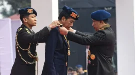Presiden Joko Widodo (tengah) menerima anugerah medali kehormatan keamanan dan keselamatan publik Loka Praja Samrakshana dari Kapolri Jenderal Polisi Listyo Sigit Prabowo (kanan) di Mako Brimob, Kelapa Dua, Depok, Jawa Barat, Senin (14/10/2024). (Foto: Antara/Muhammad Adimaja/rwa/pri)