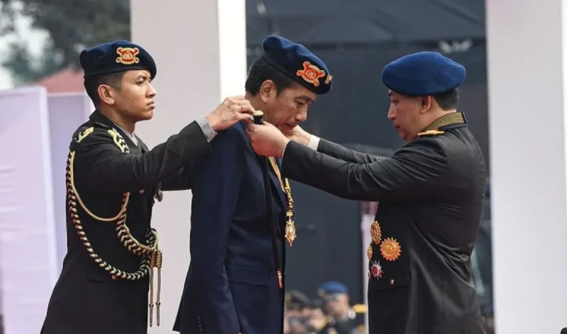 Presiden Joko Widodo (tengah) menerima anugerah medali kehormatan keamanan dan keselamatan publik Loka Praja Samrakshana dari Kapolri Jenderal Polisi Listyo Sigit Prabowo (kanan) di Mako Brimob, Kelapa Dua, Depok, Jawa Barat, Senin (14/10/2024). (Foto: Antara/Muhammad Adimaja/rwa/pri)