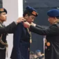 Presiden Joko Widodo (tengah) menerima anugerah medali kehormatan keamanan dan keselamatan publik Loka Praja Samrakshana dari Kapolri Jenderal Polisi Listyo Sigit Prabowo (kanan) di Mako Brimob, Kelapa Dua, Depok, Jawa Barat, Senin (14/10/2024). (Foto: Antara/Muhammad Adimaja/rwa/pri)