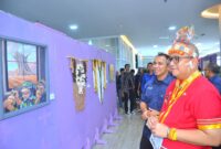 Pj Wali Kota Padang Andree Algamar meninjau pameran seni bertaraf internasional di Galeri Pustaka UNP, mulai Senin (28/10/2024). (Foto: Prokopim Padang)