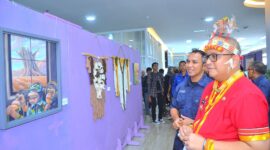 Pj Wali Kota Padang Andree Algamar meninjau pameran seni bertaraf internasional di Galeri Pustaka UNP, mulai Senin (28/10/2024). (Foto: Prokopim Padang)