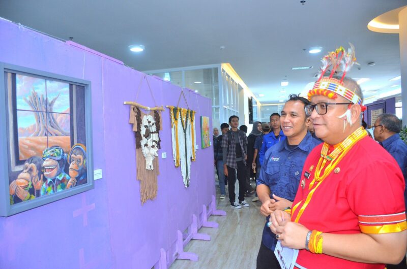 Pj Wali Kota Padang Andree Algamar meninjau pameran seni bertaraf internasional di Galeri Pustaka UNP, mulai Senin (28/10/2024). (Foto: Prokopim Padang)
