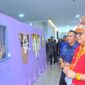 Pj Wali Kota Padang Andree Algamar meninjau pameran seni bertaraf internasional di Galeri Pustaka UNP, mulai Senin (28/10/2024). (Foto: Prokopim Padang)