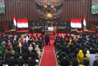 Suasana pelantikan anggota DPR periode 2024-2029 di ruang sidang paripurna, kompleks parlemen, Senayan, Jakarta, Selasa (1/10/2024). (Foto: Screenshot YouTube TVR Parlemen)