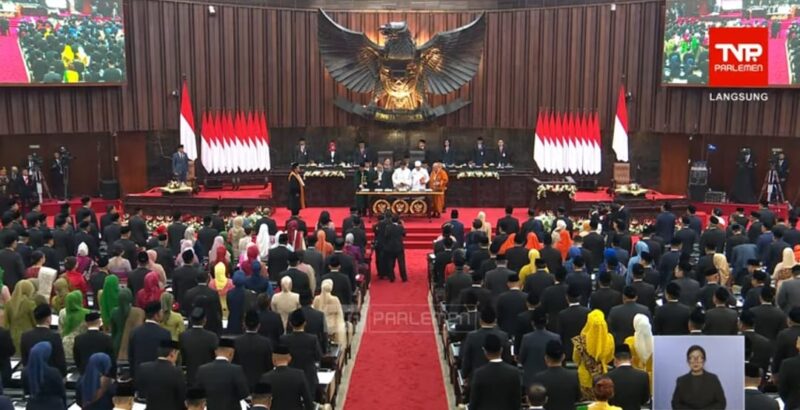 Suasana pelantikan anggota DPR periode 2024-2029 di ruang sidang paripurna, kompleks parlemen, Senayan, Jakarta, Selasa (1/10/2024). (Foto: Screenshot YouTube TVR Parlemen)