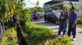 Pj Wali Kota Padang Andree meninjau pelaksanaan Padang Bergoro di Kelurahan Alai Parak Kopi, Kecamatan Padang Utara, Minggu (27/10/2024). (Foto: Prokopim Padang)