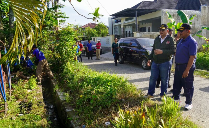 Pj Wali Kota Padang Andree meninjau pelaksanaan Padang Bergoro di Kelurahan Alai Parak Kopi, Kecamatan Padang Utara, Minggu (27/10/2024). (Foto: Prokopim Padang)
