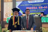Sekretaris BPSDMI Kemenperin RI Jonni Afrizon (kanan) melantik wisudawan/ti di aula kampus setempat, Sabtu (19/10). (Foto: Politeknik ATI Padang)