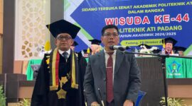Sekretaris BPSDMI Kemenperin RI Jonni Afrizon (kanan) melantik wisudawan/ti di aula kampus setempat, Sabtu (19/10). (Foto: Politeknik ATI Padang)