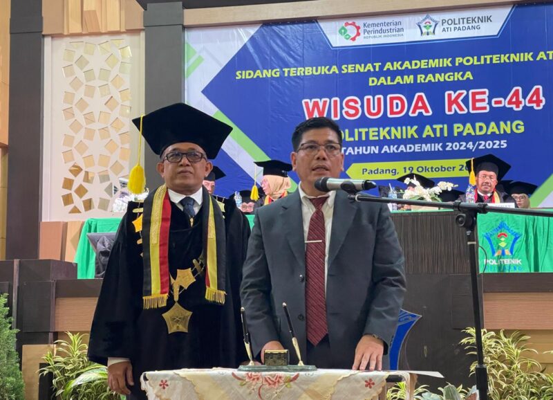 Sekretaris BPSDMI Kemenperin RI Jonni Afrizon (kanan) melantik wisudawan/ti di aula kampus setempat, Sabtu (19/10). (Foto: Politeknik ATI Padang)