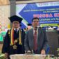 Sekretaris BPSDMI Kemenperin RI Jonni Afrizon (kanan) melantik wisudawan/ti di aula kampus setempat, Sabtu (19/10). (Foto: Politeknik ATI Padang)