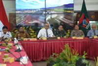 Pj Wali Kota Padang Andree Algamar memimpin High Level Meeting TPID Kota Padang di Rumah Dinas Wali Kota Padang, Senin (21/10/2024). (Foto: Prokopim Padang)