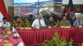 Pj Wali Kota Padang Andree Algamar memimpin High Level Meeting TPID Kota Padang di Rumah Dinas Wali Kota Padang, Senin (21/10/2024). (Foto: Prokopim Padang)