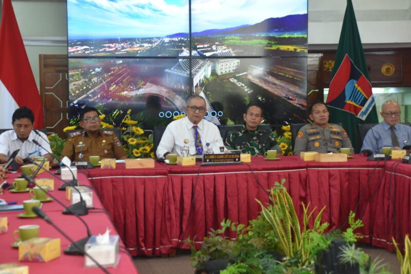 Pj Wali Kota Padang Andree Algamar memimpin High Level Meeting TPID Kota Padang di Rumah Dinas Wali Kota Padang, Senin (21/10/2024). (Foto: Prokopim Padang)