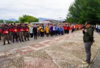 Pj Wali Kota Padang Andree Algamar memimpin aksi bersih-bersih Pantai Padang, Rabu (16/10/2024). (Foto: Prokopim Padang)