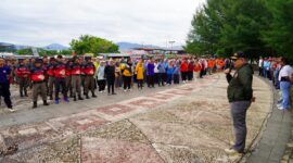 Pj Wali Kota Padang Andree Algamar memimpin aksi bersih-bersih Pantai Padang, Rabu (16/10/2024). (Foto: Prokopim Padang)