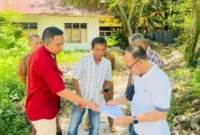 Camat Lubeg Nofiandi Amir mendampingi Tim Teknis dari BWSS V untuk pembuatan sumur bor di sebelah Gedung Balai Basuo Kecamatan Lubeg. (Foto: Kecamatan Lubeg)