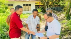 Camat Lubeg Nofiandi Amir mendampingi Tim Teknis dari BWSS V untuk pembuatan sumur bor di sebelah Gedung Balai Basuo Kecamatan Lubeg. (Foto: Kecamatan Lubeg)